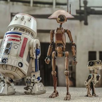 Para expandir aún más su serie de coleccionables de Star Wars , Sideshow y Hot Toys se complacen en presentar oficialmente un conjunto coleccionable de escala 1:6 de los compañeros R5-D4, Pit Droid y BD-72 de Peli Motto.