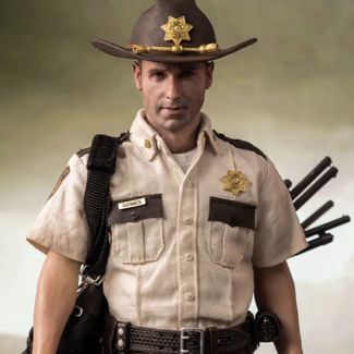 Rick Grimes es ayudante del sheriff en un pequeño pueblo de Georgia. Herido en el cumplimiento de su deber, tras caer en coma despertó solo para encontrarse en medio del apocalipsis.