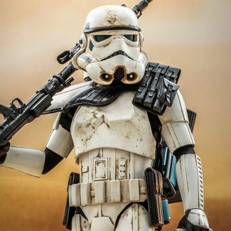 Sideshow y Hot Toys se complacen en presentar oficialmente la nueva figura de escala 1:6 del Sargento Sandtrooper que ha sido memorable para muchos fanáticos de Star Wars por su escena que ubica la parte del droide en el vasto desierto de Tatooine.