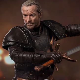 La  figura de escala 1:6 de Ser Jorah Mormont presenta una semejanza auténtica con la apariencia del personaje en la temporada 8 de la exitosa serie de televisión de HBO Game of Thrones interpretada por el actor Iain Glen.