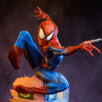 Sideshow presenta la figura de Spider-Man Premium Format ™ , que se abre camino en su estante de coleccionables de Marvel .