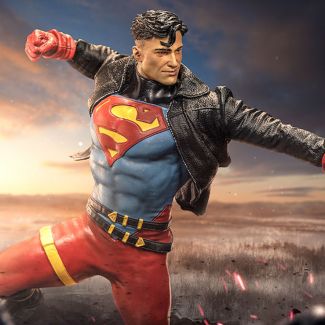 Iron Studios se enorgullece de traer esta nueva linea directo de DC Comics llega Super Boy. Uniéndose a la linea de estatuas de Escala de Arte 1/10. 