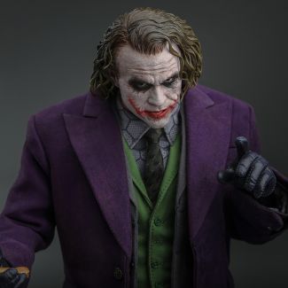  Hot Toys se enorgullese en presentar la versión de Heath Ledger del Joker en The Dark Knight es una actuación notable que todavía se reconoce hoy como una de las mejores representaciones del personaje fuera del cómic de DC.