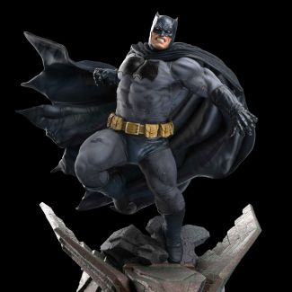 ¡Presentamos la línea de coleccionables premium de Batman: The Dark Knight Returns! Uno que los fanáticos de Batman han estado esperando: el icónico y querido Batman de la serie de cómics The Dark Knight Returns está aquí en escala 1: 6.