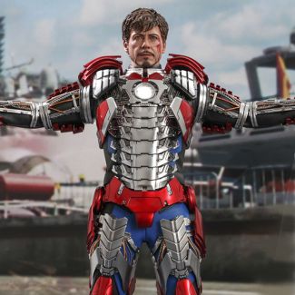 Inspirándose en la escena del traje de Mark V en la pista de carreras en  Iron Man 2 , Sideshow y Hot Toys presentan la figura coleccionable escala 1:6 de Tony Stark (versión Mark V Suit up) . 
