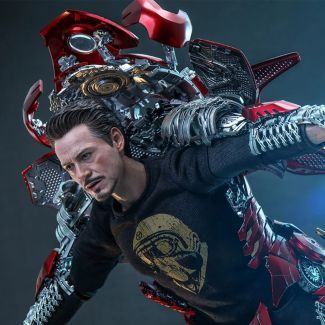 Sideshow y Hot Toys se complacen en presentar la  figura de la colección Escala 1:6 de Tony Stark Mark VII Suit up Version  basada en Los Vengadores .