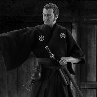 ¡Entra en el mundo de la grandeza cinematográfica con esta figura de escala 1:6 de Toshiro Mifune Ronin!  Rindiendo homenaje al icónico actor japonés, esta pieza coleccionable captura la esencia de las legendarias actuaciones de Mifune con un detalle inco