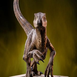 Basada en la película Jurassic Park, esta nueva estatua de Velociraptor trae un poco del parque a tu hogar. 