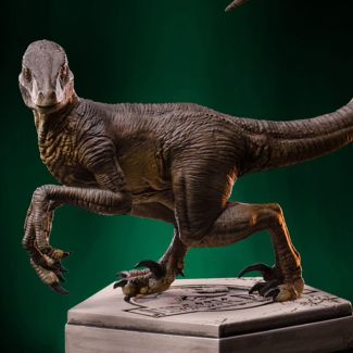 Basado en la franquicia Jurassic Park, ¡esta nueva estatua de Velociraptor (C) lleva el parque a tu hogar!