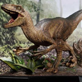 Prime 1 Studio se complace en incluir otra versión de un dinosaurio favorito de los fanáticos en nuestra serie Legacy Museum Collection: ¡El Ataque Velociraptor a escala 1/6 de Jurassic Park!