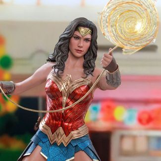 Sideshow y Hot Toys están muy emocionados de presentar la nueva figura coleccionable Wonder Woman de escala 1:6 que captura a la princesa guerrera hasta el más mínimo detalle.